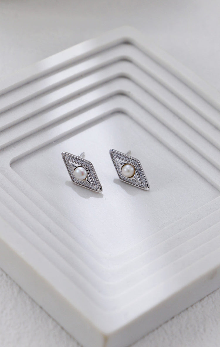 Diamond-shaped Zirconia and Pearl Stud Earrings-2