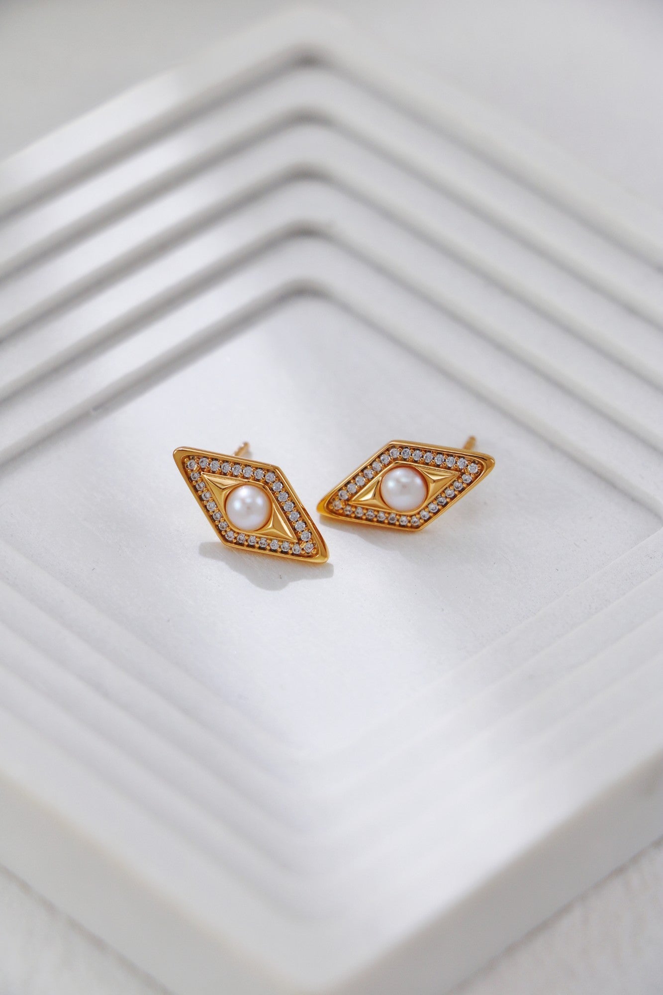 Diamond-shaped Zirconia and Pearl Stud Earrings-4
