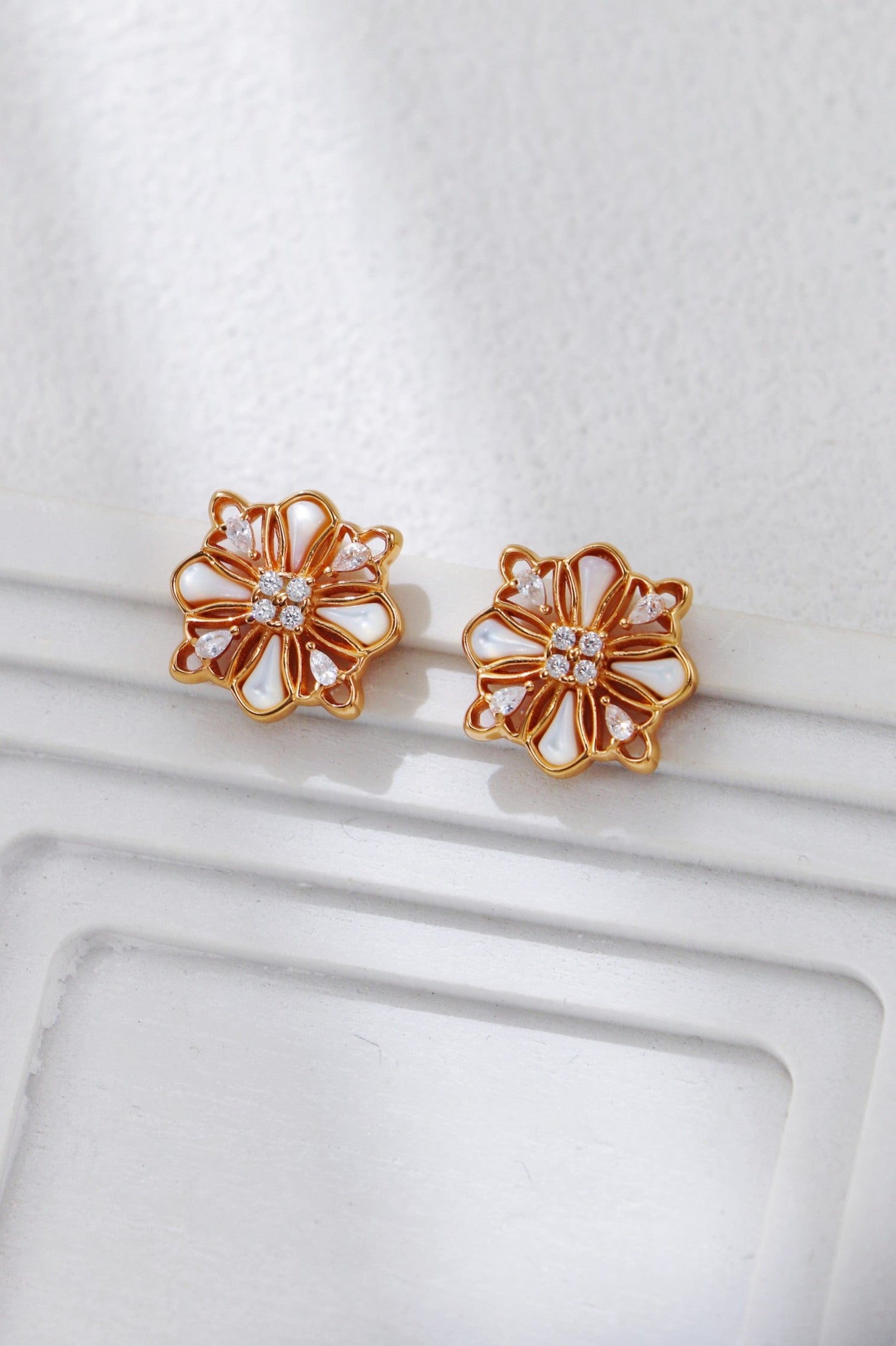 White Shell Starburst Zircon Stud Earrings-3