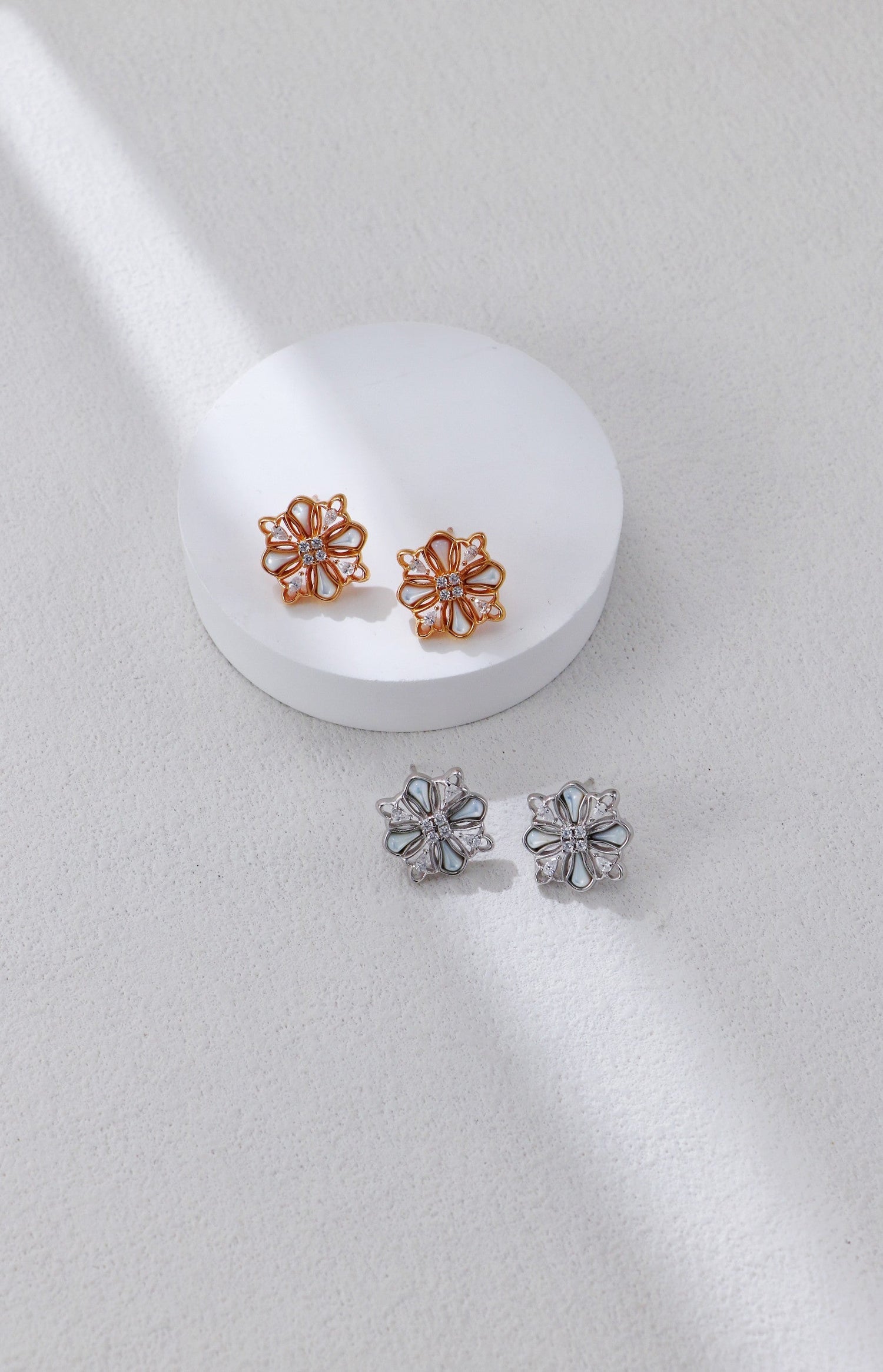 White Shell Starburst Zircon Stud Earrings-2